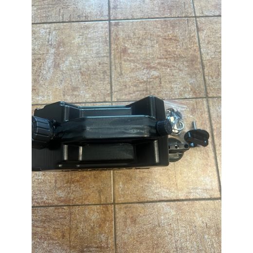 KANYSTR NA BENZÍN 5L VČETNĚ DRŽÁKU A ZÁMKU ČERNÝ