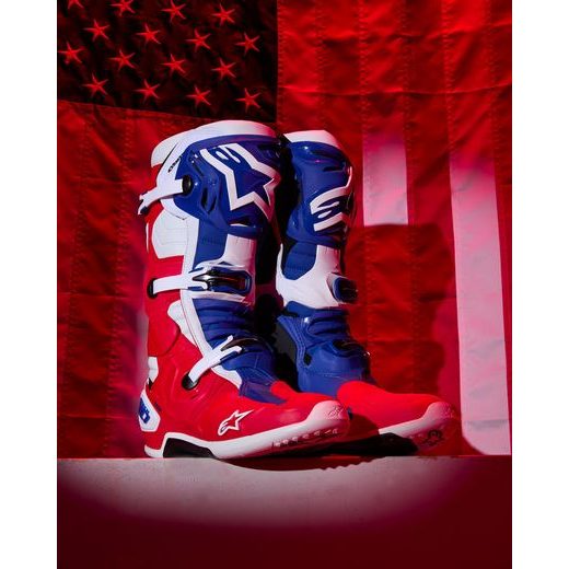 BOTY TECH 10 LIMITOVANÁ EDICE FORTITUDE, ALPINESTARS (BÍLÁ/MODRÁ/ČERVENÁ) 2025