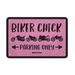 PLECHOVÁ CEDULE BIKER CHICK, OXFORD (ČERNÁ/RŮŽOVÁ, ROZMĚR 30 X 20 CM)