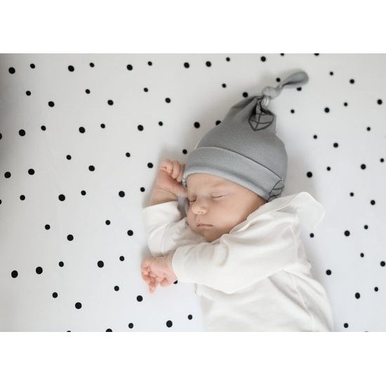 Dětské čepice 2-4 měsíce - sada dvou kusů pastelová šedá/šedé tečky