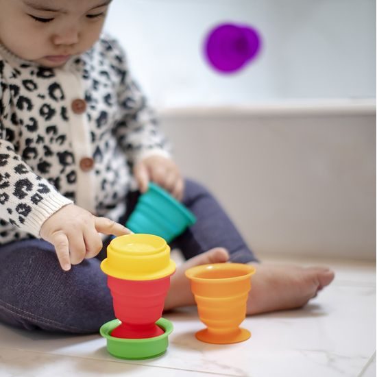 Baby Einstein Hračka maxi přísavky pohárky 6ks Stack & Squish Cups™ 6m+