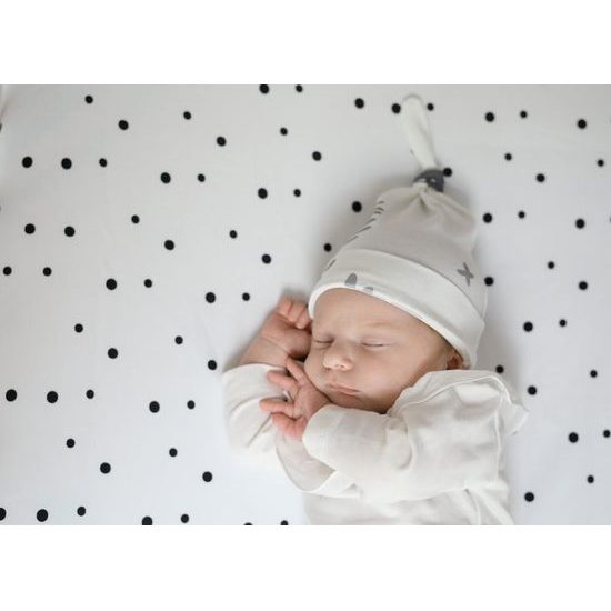 Dětské čepice 0-2 měsíce - sada dvou kusů pastelová šedá/šedé tečky