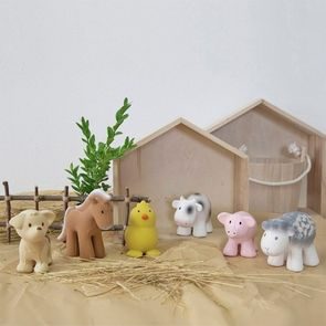 Tikiri Farm Chrastítko/kousátko z přírodní gumy KONÍK