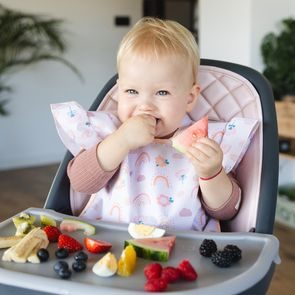 BabyOno Omyvatelný bryndák zástěrka 24m+ DUHA