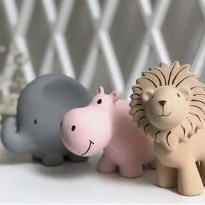 Tikiri Forest Chrastítko/kousátko z přírodní gumy VEVERKA