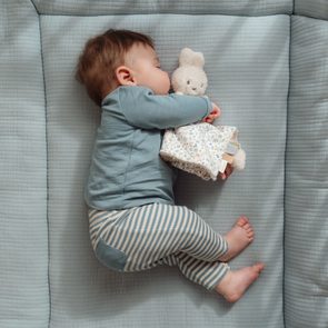 Tikiri Forest Chrastítko/kousátko z přírodní gumy BOBR