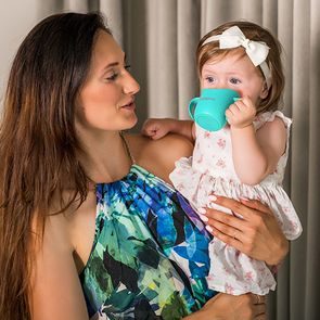 Mushie Silikonový hrneček s brčkem NATURAL