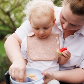 BabyOno Omyvatelný bryndák zástěrka 6m+ HNĚDÝ MEDVÍDCI