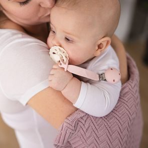 Suavinex Colour Essence Klip na dudlík BÍLÁ