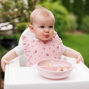 BabyOno Omyvatelný bryndák zástěrka 6m+ HNĚDÝ MEDVÍDCI