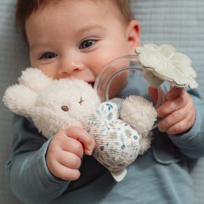 Little Dutch Chrastítko s korálky králíček Miffy Lucky Leaves