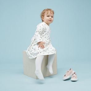 PINOKIO Šaty Tres Bien puntíky KRÉMOVÁ