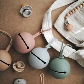 Mushie Silikonové pouzdro na dudlíky DAFFODIL