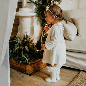 Le Bebe Mušelínové šaty BÍLÉ s perletí