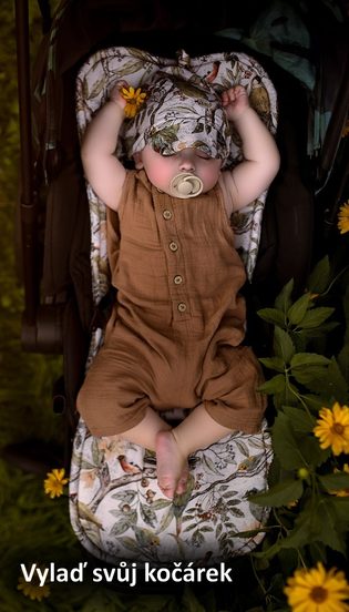 Batole spí v kočárku s bambusovou vložkou do kočárku a doplňky značky Makaszka z kolekce Ornithology