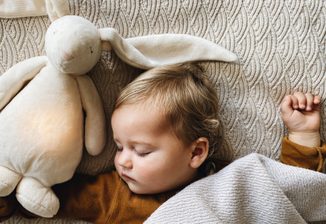 Spinkající miminko s plyšovým zajíčkem s funkcí uklidňujícího bílého šumu a nočního světla od Moonie.