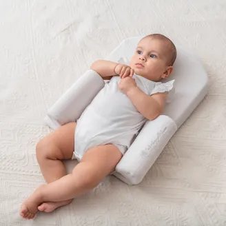 KikkaBoo Polohovací podložka z paměťové pěny klínová Airknit White