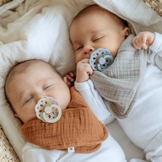 BabyOno Silikonový bryndák s kapsou MODRÝ