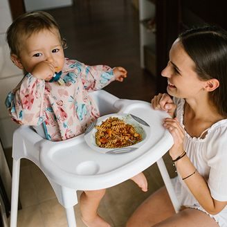 Canpol babies Bryndák zástěra s kapsou 12m+ MONSTERS červený