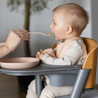 BabyOno Silikonová lžička s dlouhou rukojetí ŽLUTÁ