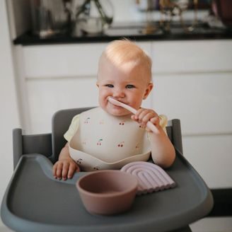 BabyOno Silikonová lžička s dlouhou rukojetí ŽLUTÁ