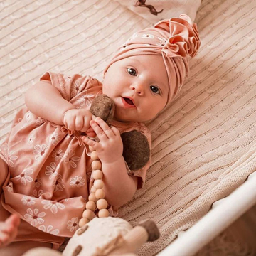 Miminko v body-šatičkách a turbanu z květované kolekce Daisy by Eevi