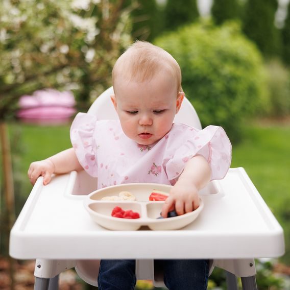 BabyOno Omyvatelný bryndák zástěrka 6m+ RŮŽOVÝ KYTIČKY