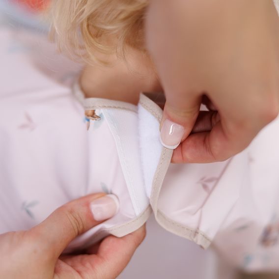 BabyOno Bryndák s rukávy omyvatelný 6m+ HNĚDÝ MEDVÍDCI