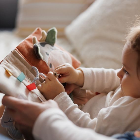 BabyOno Senzorická knížka Kravička BINGO