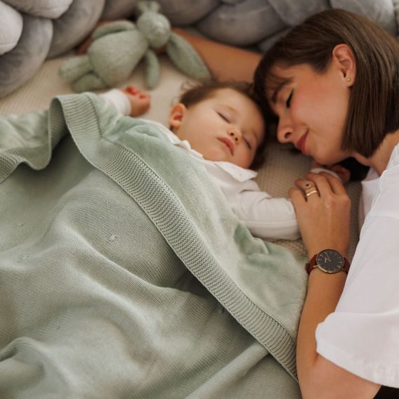 BabyOno Pletená dětská deka s plyšovou podšívkou ŠALVĚJOVÁ