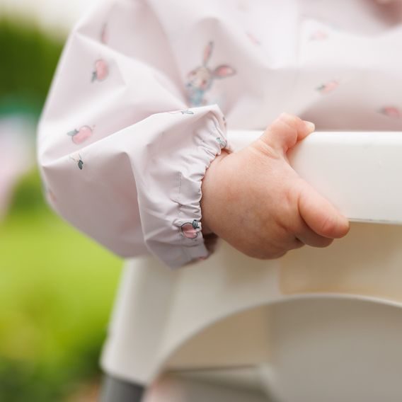 BabyOno Bryndák s rukávy omyvatelný 6m+ RŮŽOVÝ ZAJÍČCI