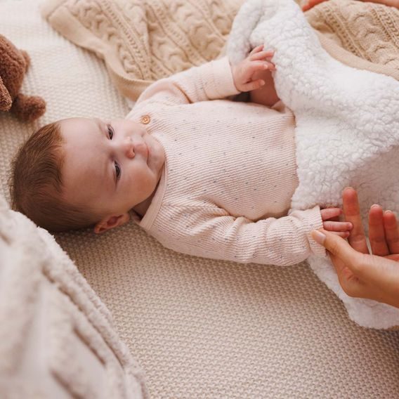 BabyOno Pletená dětská deka s beránkem BÉŽOVÁ COPÁNKY