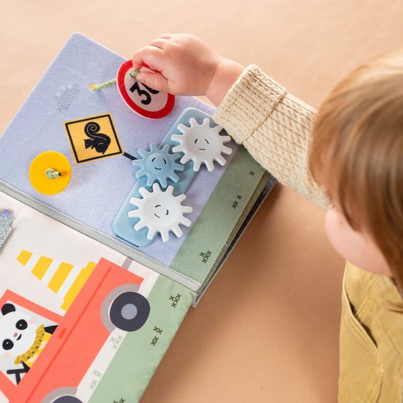 Taf Toys Knížka s aktivitami Tiny Traveler Busy Book