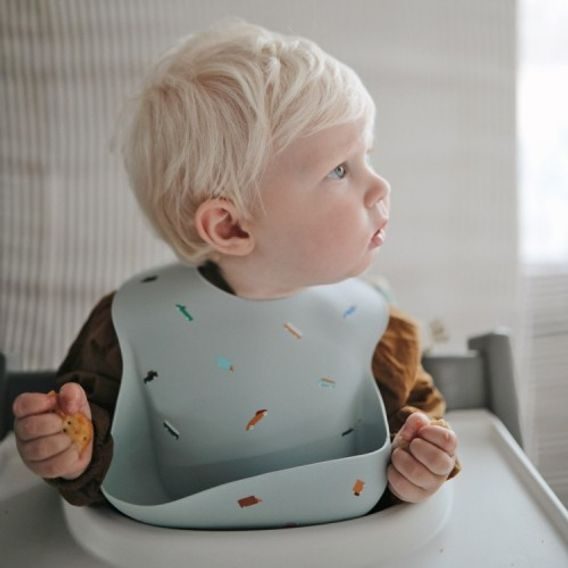 Mushie Silikonový bryndák RAINBOWS