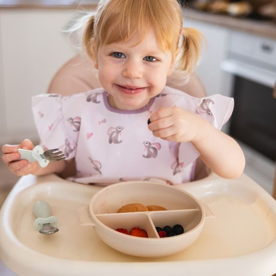 BabyOno Silikonový dělený talíř s přísavkou a víčkem BÉŽOVÁ