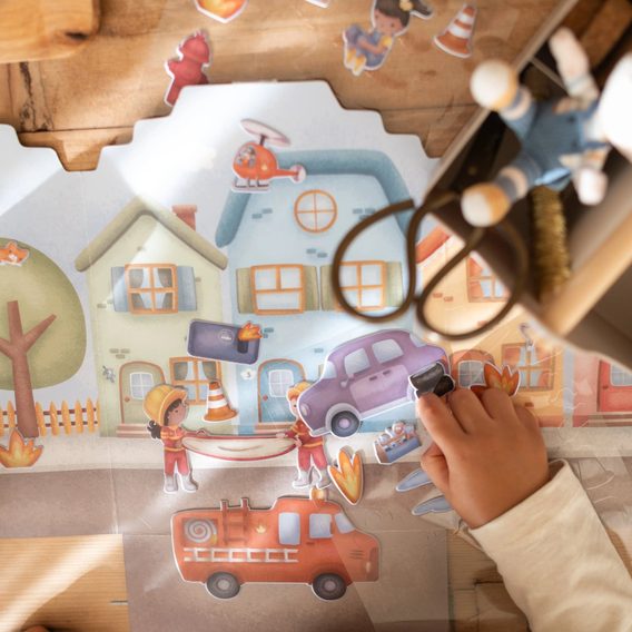 Little Dutch Sada s přemístitelnými samolepkami Jim Hasičská stanice