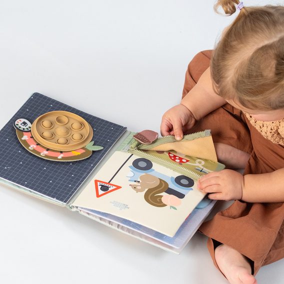 Taf Toys Knížka s aktivitami Tiny Traveler Busy Book