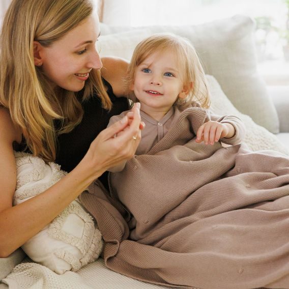 BabyOno Pletená dětská deka s plyšovou podšívkou HNĚDÁ