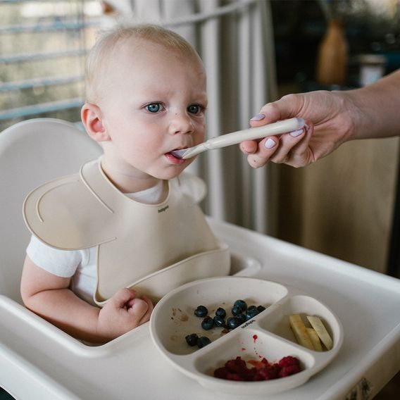 BabyOno Silikonový bryndák s kapsou BÉŽOVÝ