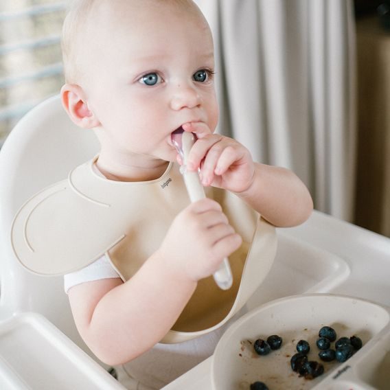 BabyOno Silikonový bryndák s kapsou BÉŽOVÝ