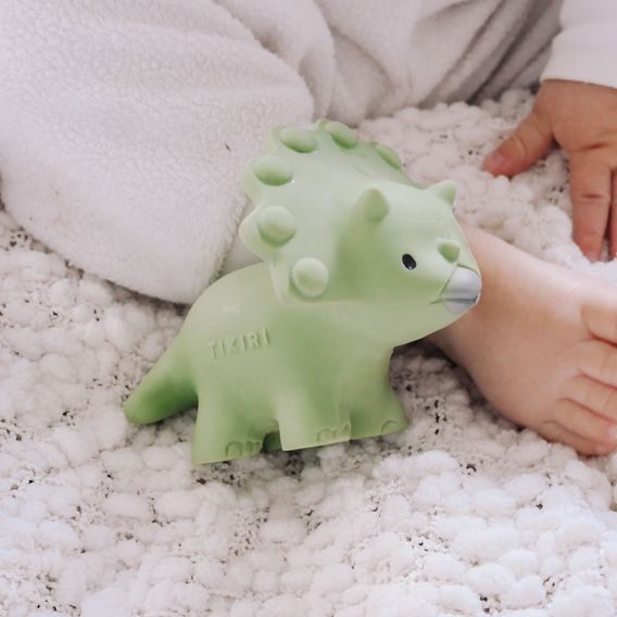 Tikiri Dinos Chrastítko/kousátko z přírodní gumy TRICE