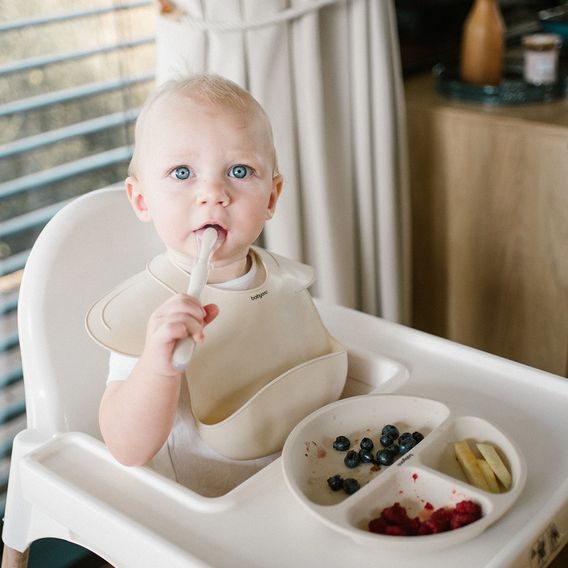 BabyOno Silikonový bryndák s kapsou BÉŽOVÝ