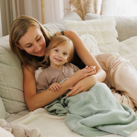 BabyOno Pletená dětská deka s plyšovou podšívkou ŠALVĚJOVÁ