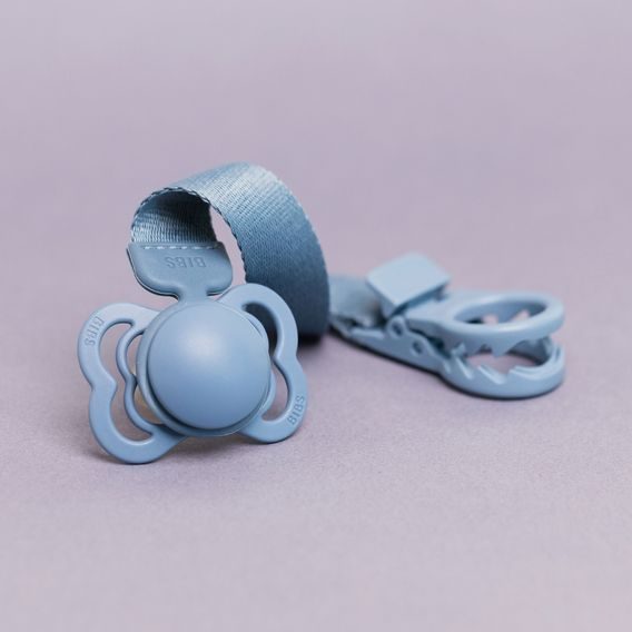 BIBS Loop Klip na dudlík DUSTY BLUE