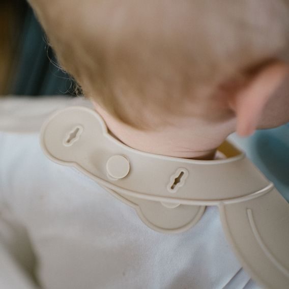 BabyOno Silikonový bryndák s kapsou BÉŽOVÝ