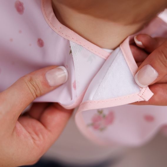 BabyOno Omyvatelný bryndák zástěrka 6m+ RŮŽOVÝ KYTIČKY