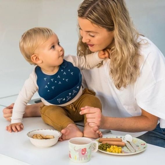 BabyOno Silikonový bryndák s kapsou - TMAVĚ MODRÝ ŠIPKY