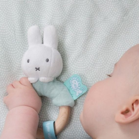 Tiamo Chrastítko s dřevěným kroužkem MIFFY SAFARI MINT