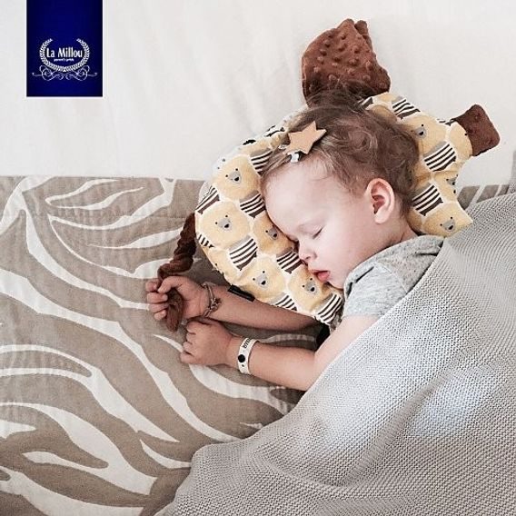 La Millou Luxusní dětský polštářek SLEEPY PIG, DREAMCATCHER WHITE - SKY