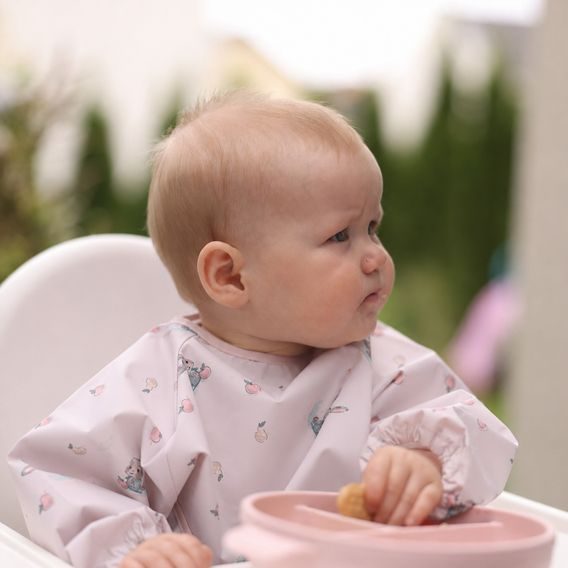 BabyOno Bryndák s rukávy omyvatelný 6m+ RŮŽOVÝ ZAJÍČCI